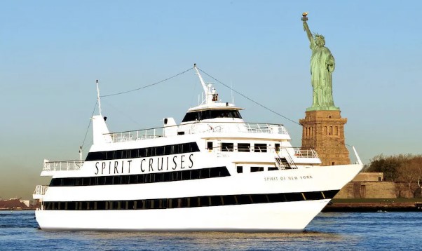 Cena fin de año a bordo de crucero en New York.